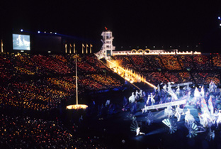 照片：设置在亚特兰大奥运会主体育场的大型影像显示装置AstroVision上显示的开幕式画面