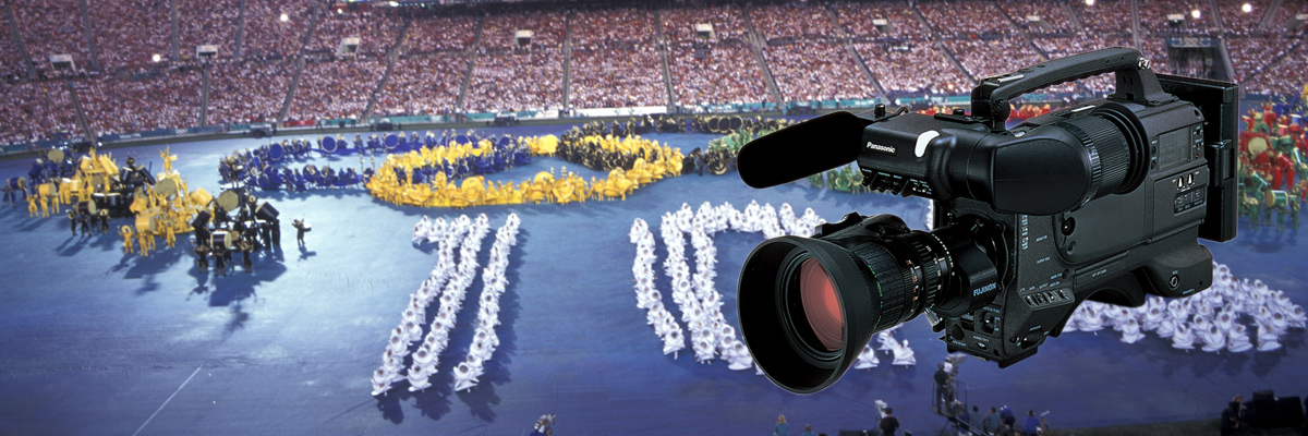 写真：カメラレコーダーの製品写真とアトランタオリンピック開会式セレモニーでのスタジアム全景