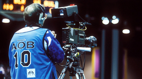 写真：アトランタオリンピック会場で放送カメラマンがカメラレコーダーで撮影している様子