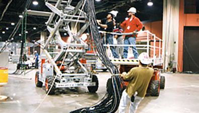 写真：開会前のアトランタオリンピック会場の設備工事で作業員が多数のケーブルを設置している様子