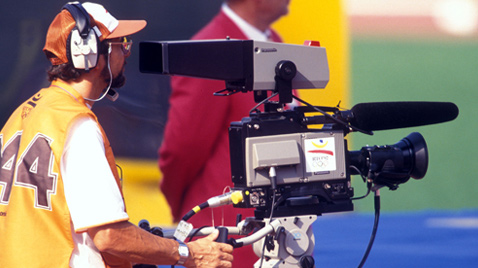 写真：バルセロナオリンピック会場で放送カメラマンがビデオカメラレコーダーで撮影している様子