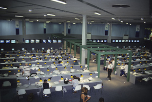 写真：IBC（国際放送センター）で人々が作業している様子