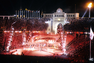 照片：巴塞罗那奥运会开幕式中的圣火台点火仪式