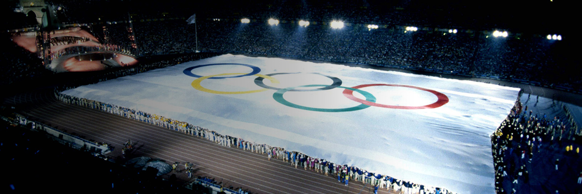 照片：在巴塞罗那奥运会开幕式上，覆盖住体育场中央全部区域的五环标志的巨大旗帜