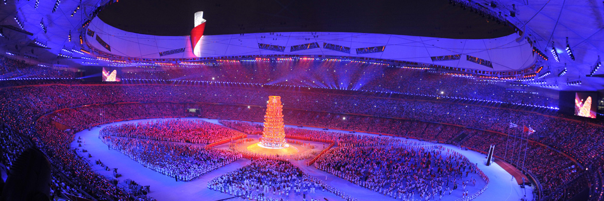 写真：北京オリンピック閉会式で会場中央に登場した光の塔のセレモニーが行われているスタジアムの全景