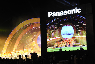 写真：北京オリンピック会場に設置された大型映像表示装置アストロビジョンに映し出されたセレモニーの様子とパナソニックのロゴマーク