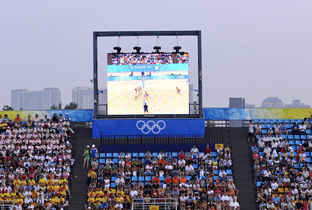 照片：设置在北京奥运会会场的大型影像显示装置AstroVision上显示的沙滩排球的比赛画面