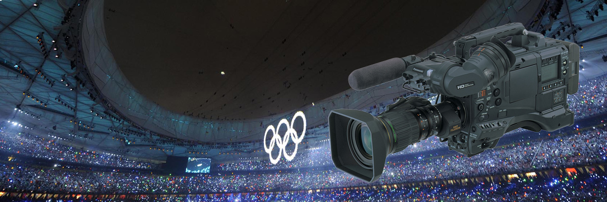 写真：HDカメラレコーダーの製品写真と北京オリンピック開会式セレモニーが行われているスタジアムの全景