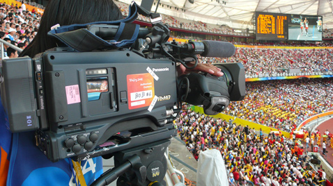 照片：摄影师在北京奥运会会场使用HD摄影机进行拍摄的情景