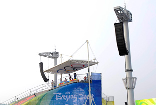 照片：设置在北京奥运会会场柱子上的RAMSA扬声器