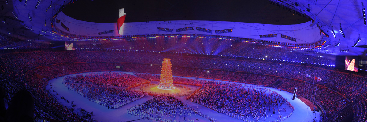 照片：在北京奥运会闭幕式会场中央出现光之塔时的体育场全景
