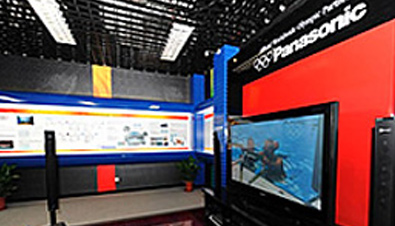 照片：设置在媒体新闻中心Panasonic HD Room的等离子电视机上显示出比赛影像，并通过平板介绍赞助商历史的情景