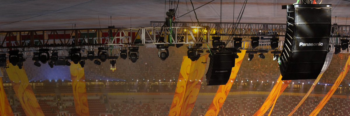 照片：设置在北京奥运会会场顶棚的多台专业音响系统RAMSA的机器