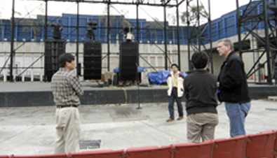 写真：北京オリンピック会場に複数設置されたRAMSAの大型アレイスピーカーWS-LA3と設置に携わった関係者の様子