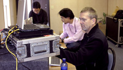 写真：音響システム機器を操作している技術者の様子