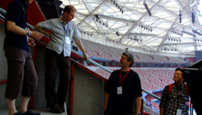 照片：由不同国籍的工作人员组成的音响系统团队在北京奥运会会场的情景