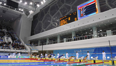 写真：北京オリンピックの水泳競技会場に設置された大型映像表示装置アストロビジョン