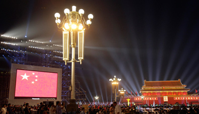 写真：天安門広場の式典で設置された大型映像表示装置アストロビジョンに映し出されている中国の国旗