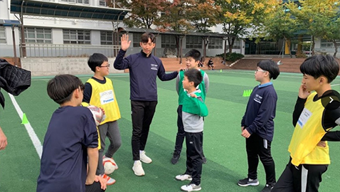 毎週実施される高麗大学の学生アスリートによるYoung Leaders FC サッカー教室