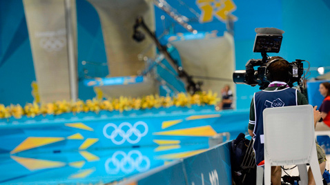 写真：ロンドンオリンピックの水泳競技会場で放送カメラマンがHDカメラレコーダーで撮影している様子