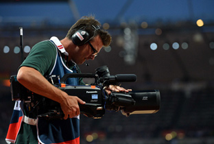 照片：摄影师在伦敦奥运会会场使用HD摄影机进行拍摄的情景