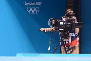 照片：摄影师在伦敦奥运会会场通过使用三脚架固定的HD摄影机进行拍摄的情景
