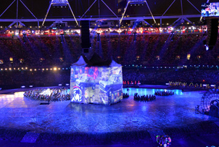 写真：ロンドンオリンピック開会式のセレモニーで会場中央に設置された大型ハウスのオブジェクトにDLPプロジェクターで投影された映像が映し出されている様子