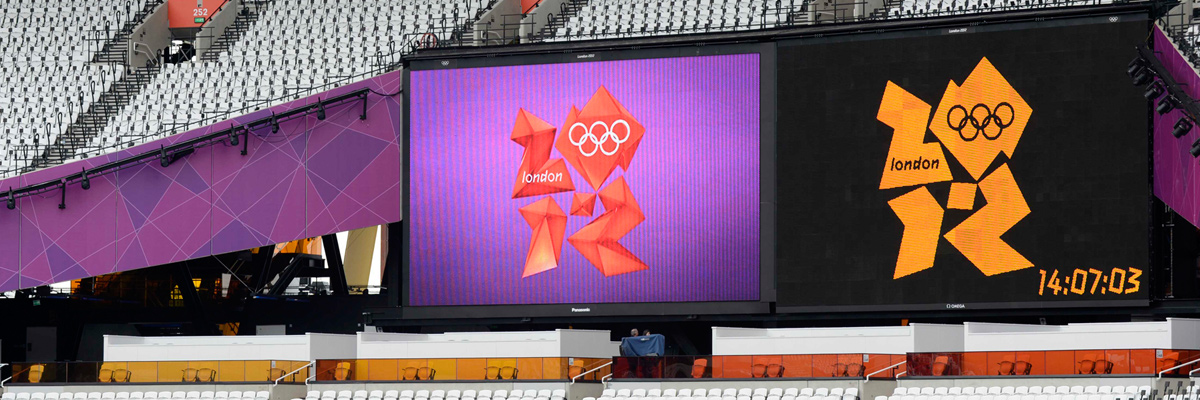 照片：设置在伦敦奥运会会场的大型影像显示装置上显示的伦敦奥运会会徽