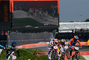 照片：设置在伦敦奥运会自行车比赛会场的大型影像显示装置上显示的山地自行车比赛画面