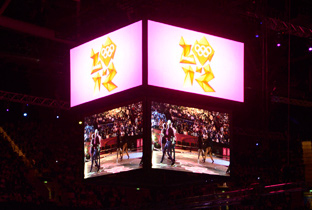 写真：ロンドンオリンピック会場の天井中央に設置された大型映像表示装置に映し出された競技中の映像
