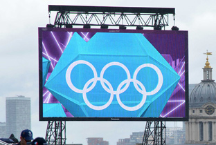 照片：设置在伦敦奥运会会场的大型影像显示装置上显示的五环标志