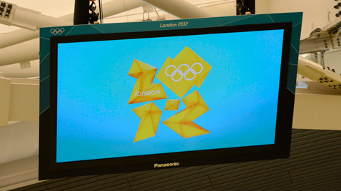 照片：设置在伦敦奥运会游泳比赛会场顶棚上的等离子显示器上显示的伦敦奥运会会徽