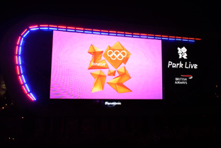 写真：ロンドンオリンピックのメインスタジアムのスタンドに設置されたプラズマディスプレイに映し出されたロンドンオリンピックロゴ