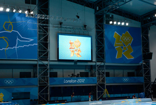 照片：设置在伦敦奥运会会场墙壁上的等离子显示器上显示的伦敦奥运会会徽