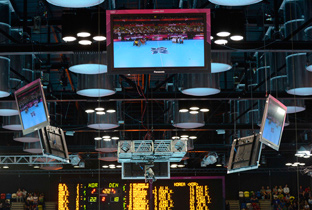 照片：设置在伦敦奥运会会场顶棚的多个等离子显示器上显示的比赛画面