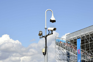 写真：ロンドンオリンピック会場周辺に設置された屋外ハウジング一体型とハウジングケースに囲われたボックスタイプのセキュリティカメラ