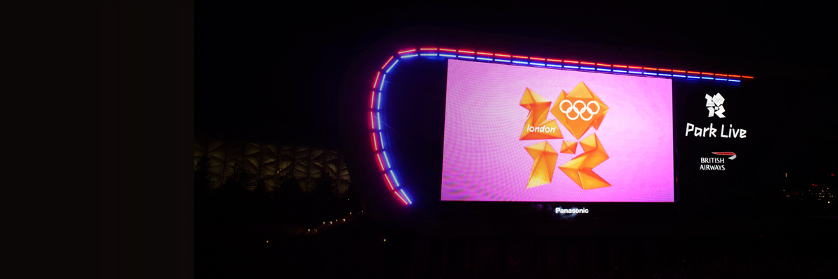 写真：ロンドンオリンピックのメインスタジアムのスタンドに設置された大型映像表示装置に映し出されたロンドンオリンピックロゴ
