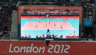 照片：设置在伦敦奥运会排球比赛会场的大型影像显示装置上显示的比赛画面