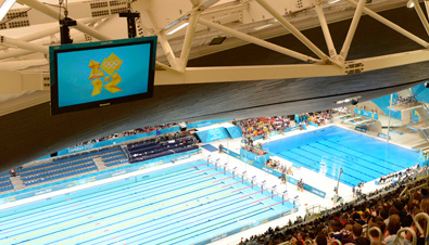 照片：设置在伦敦奥运会游泳比赛会场顶棚上的等离子显示器