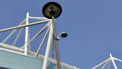 ロンドンオリンピック会場周辺の電灯の柱に設置されたドームタイプのセキュリティカメラ