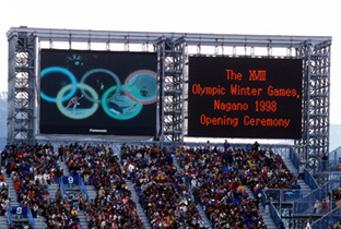 写真：長野冬季オリンピックの開会式会場に設置された2面の大型映像表示装置アストロビジョンに映し出されたセレモニーの映像