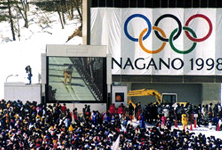 照片：设置在长野冬季奥运会会场的大型影像显示装置ASTRO VISION上显示的跳台滑雪比赛画面