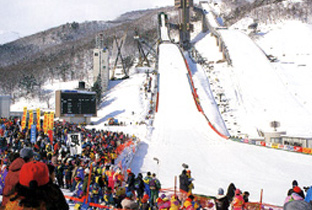 照片：长野冬季奥运会会场的跳台全景