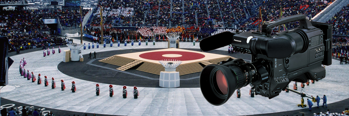 写真：カメラレコーダーの製品写真と長野冬季オリンピック開会式セレモニーの会場全景