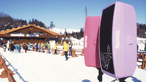 照片：设置在长野冬季奥运会滑雪比赛会场的多台RAMSA扬声器
