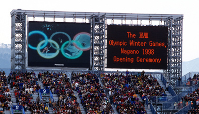 写真：長野冬季オリンピック会場に設置された2面の大型映像表示装置アストロビジョンに映し出されたセレモニーの映像