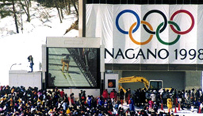 写真：長野冬季オリンピックのスキー競技会場に設置された大型映像表示装置アストロビジョンに映し出されたスキージャンプ競技の映像