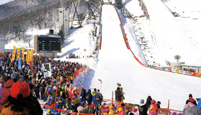 写真：長野冬季オリンピック会場のスキージャンプ台の全景