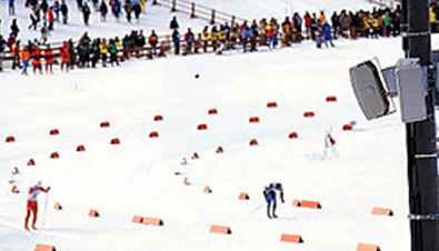 照片：设置在长野冬季奥运会滑雪比赛会场的、使用防雪网的RAMSA扬声器