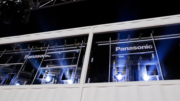 照片：设置在2018平昌冬奥会会场中的多台激光投影机照射出光线的情景